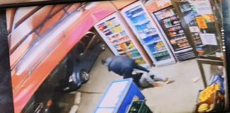 /VIDEO/ Ušao s pištoljem i mačetom: Gradonačelnik golim rukama razoružao razbojnika /video/-usao-s-pistoljem-i-macetom:-gradonacelnik-golim-rukama-razoruzao-razbojnika