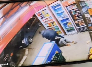 /VIDEO/ Ušao s pištoljem i mačetom: Gradonačelnik golim rukama razoružao razbojnika /video/-usao-s-pistoljem-i-macetom:-gradonacelnik-golim-rukama-razoruzao-razbojnika