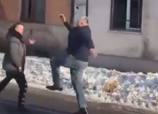 Srbija bruji o ovom snimku: Izašli iz kola spremni na tuču, a onda se desilo nešto neočekivano (VIDEO) srbija-bruji-o-ovom-snimku:-izasli-iz-kola-spremni-na-tucu,-a-onda-se-desilo-nesto-neocekivano-(video)