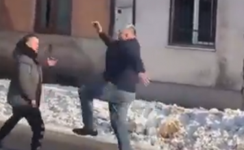 Srbija bruji o ovom snimku: Izašli iz kola spremni na tuču, a onda se desilo nešto neočekivano (VIDEO) srbija-bruji-o-ovom-snimku:-izasli-iz-kola-spremni-na-tucu,-a-onda-se-desilo-nesto-neocekivano-(video)