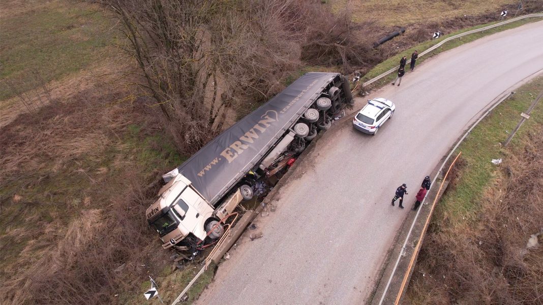 (foto)-udes-kod-cacka:-vozac-iz-novog-pazara-sleteo-sleperom-u-korito-reke