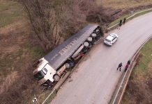 (FOTO) UDES KOD ČAČKA: Vozač iz Novog Pazara sleteo šleperom u korito reke (foto)-udes-kod-cacka:-vozac-iz-novog-pazara-sleteo-sleperom-u-korito-reke