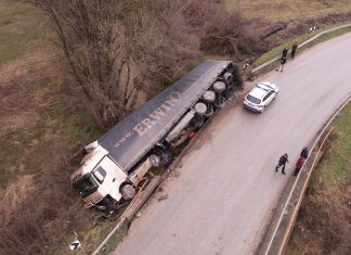 (FOTO) UDES KOD ČAČKA: Vozač iz Novog Pazara sleteo šleperom u korito reke (foto)-udes-kod-cacka:-vozac-iz-novog-pazara-sleteo-sleperom-u-korito-reke