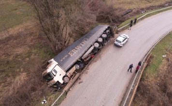 (FOTO) UDES KOD ČAČKA: Vozač iz Novog Pazara sleteo šleperom u korito reke (foto)-udes-kod-cacka:-vozac-iz-novog-pazara-sleteo-sleperom-u-korito-reke