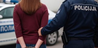 Žena (33) nožem povrijedila taksistu i pokušala mu oteti novac zena-(33)-nozem-povrijedila-taksistu-i-pokusala-mu-oteti-novac