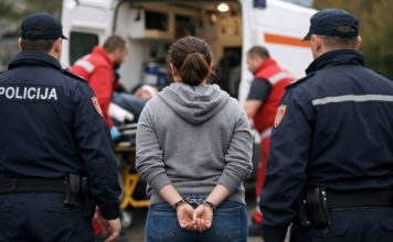 Srbija u šoku: Ćerka sjekirom teško povrijedila majku – Krvava šetala ulicom srbija-u-soku:-cerka-sjekirom-tesko-povrijedila-majku-–-krvava-setala-ulicom