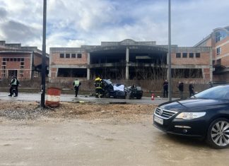 Poginuo muškarac, vatrogasci kod vozila: Potresne slike sa mesta teške nesreće kod Prijepolja – golf se zakucao u kamion (FOTO) poginuo-muskarac,-vatrogasci-kod-vozila:-potresne-slike-sa-mesta-teske-nesrece-kod-prijepolja-–-golf-se-zakucao-u-kamion-(foto)