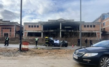 Poginuo muškarac, vatrogasci kod vozila: Potresne slike sa mesta teške nesreće kod Prijepolja – golf se zakucao u kamion (FOTO) poginuo-muskarac,-vatrogasci-kod-vozila:-potresne-slike-sa-mesta-teske-nesrece-kod-prijepolja-–-golf-se-zakucao-u-kamion-(foto)