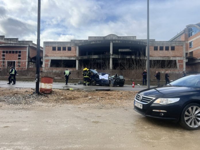 poginuo-muskarac,-vatrogasci-kod-vozila:-potresne-slike-sa-mesta-teske-nesrece-kod-prijepolja-–-golf-se-zakucao-u-kamion-(foto)