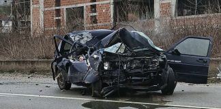 Teška nesreća kod Prijepolja: Vozilo smrskano, vatrogasci-spasioci ga seku kako bi izvukli putnike teska-nesreca-kod-prijepolja:-vozilo-smrskano,-vatrogasci-spasioci-ga-seku-kako-bi-izvukli-putnike