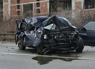 Teška nesreća kod Prijepolja: Vozilo smrskano, vatrogasci-spasioci ga seku kako bi izvukli putnike teska-nesreca-kod-prijepolja:-vozilo-smrskano,-vatrogasci-spasioci-ga-seku-kako-bi-izvukli-putnike