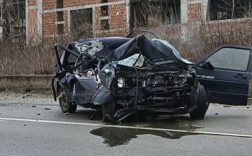 Teška nesreća kod Prijepolja: Vozilo smrskano, vatrogasci-spasioci ga seku kako bi izvukli putnike teska-nesreca-kod-prijepolja:-vozilo-smrskano,-vatrogasci-spasioci-ga-seku-kako-bi-izvukli-putnike