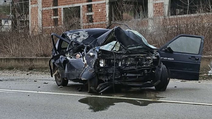 teska-nesreca-kod-prijepolja:-vozilo-smrskano,-vatrogasci-spasioci-ga-seku-kako-bi-izvukli-putnike teska-nesreca-kod-prijepolja:-vozilo-smrskano,-vatrogasci-spasioci-ga-seku-kako-bi-izvukli-putnike