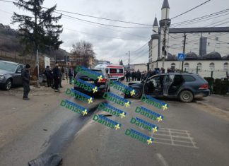 VIDEO TEŠKE SAOBRAĆAJNE NESREĆE U NOVOM PAZARU: Dvoje povrijeđenih nakon direktnog sudara, džip preticao kolonu pa se zakucao u Golf video-teske-saobracajne-nesrece-u-novom-pazaru:-dvoje-povrijedjenih-nakon-direktnog-sudara,-dzip-preticao-kolonu-pa-se-zakucao-u-golf