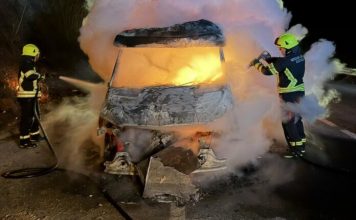 Vatrena noć u Sandžaku: Izgorjeli Mercedes i Reno – totalna šteta vatrena-noc-u-sandzaku:-izgorjeli-mercedes-i-reno-–-totalna-steta