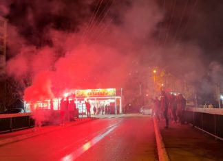 (VIDEO) Pogledajte slavlje na ulicama Novog Pazara: Vatromet i baklje nakon velike CS2 pobede (video)-pogledajte-slavlje-na-ulicama-novog-pazara:-vatromet-i-baklje-nakon-velike-cs2-pobede