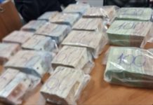 Milion eura skriven u podu kombija: Pokušaj krijumčarenja spriječen na ulazu iz Srbije na Kosovo milion-eura-skriven-u-podu-kombija:-pokusaj-krijumcarenja-sprijecen-na-ulazu-iz-srbije-na-kosovo