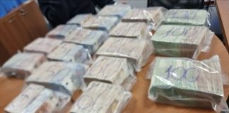 Milion eura skriven u podu kombija: Pokušaj krijumčarenja spriječen na ulazu iz Srbije na Kosovo milion-eura-skriven-u-podu-kombija:-pokusaj-krijumcarenja-sprijecen-na-ulazu-iz-srbije-na-kosovo