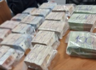 Milion eura skriven u podu kombija: Pokušaj krijumčarenja spriječen na ulazu iz Srbije na Kosovo milion-eura-skriven-u-podu-kombija:-pokusaj-krijumcarenja-sprijecen-na-ulazu-iz-srbije-na-kosovo