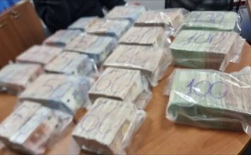 Milion eura skriven u podu kombija: Pokušaj krijumčarenja spriječen na ulazu iz Srbije na Kosovo milion-eura-skriven-u-podu-kombija:-pokusaj-krijumcarenja-sprijecen-na-ulazu-iz-srbije-na-kosovo