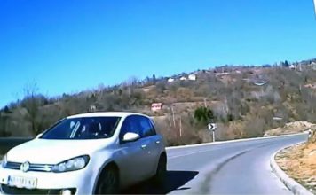 ŠOKANTAN SNIMAK: Vozač sijekao krivinu i vozio suprotnom trakom – tragedija izbjegnuta za dlaku! sokantan-snimak:-vozac-sijekao-krivinu-i-vozio-suprotnom-trakom-–-tragedija-izbjegnuta-za-dlaku!