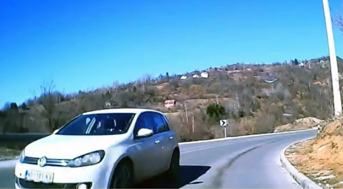 sokantan-snimak:-vozac-sijekao-krivinu-i-vozio-suprotnom-trakom-–-tragedija-izbjegnuta-za-dlaku! sokantan-snimak:-vozac-sijekao-krivinu-i-vozio-suprotnom-trakom-–-tragedija-izbjegnuta-za-dlaku!