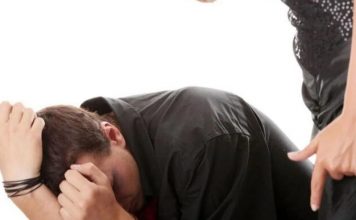 Žena tukla supruga, prijetila mu nožem i tražila novac zena-tukla-supruga,-prijetila-mu-nozem-i-trazila-novac