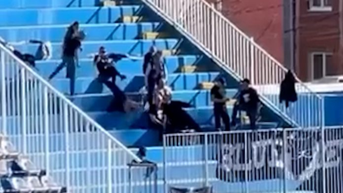 viralni-snimak-iz-novog-pazara:-navijac-tsc-a-pao-niz-tribinu-na-poluvremenu