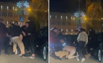 EKSKLUZIVNI VIDEO: Masovna tuča u centru Novog Pazara – metalnim stubićem udario čovjeka usred gomile! ekskluzivni-video:-masovna-tuca-u-centru-novog-pazara-–-metalnim-stubicem-udario-covjeka-usred-gomile!