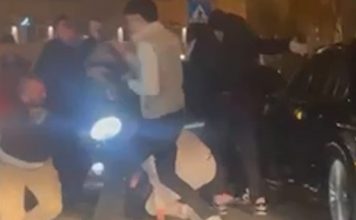 VIDEO – Masovna tuča u strogom centru Novog Pazara, policija radi na identifikaciji učesnika video-–-masovna-tuca-u-strogom-centru-novog-pazara,-policija-radi-na-identifikaciji-ucesnika