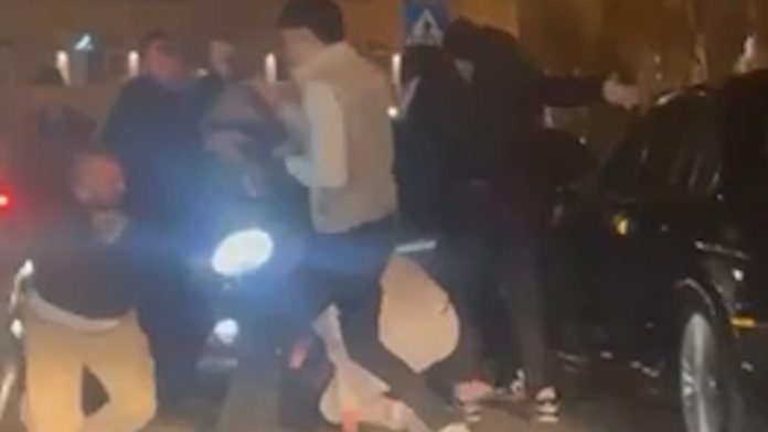 video-–-masovna-tuca-u-strogom-centru-novog-pazara,-policija-radi-na-identifikaciji-ucesnika