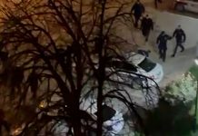 VIDEO – Tuča ispred Policijske uprave u Novom Pazaru: Dve osobe privedene video-–-tuca-ispred-policijske-uprave-u-novom-pazaru:-dve-osobe-privedene