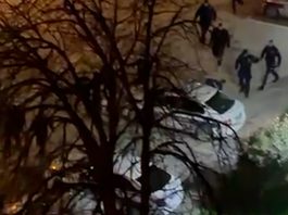 video-–-tuca-ispred-policijske-uprave-u-novom-pazaru:-dve-osobe-privedene