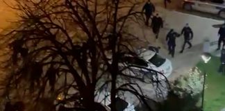 VIDEO – Tuča ispred Policijske uprave u Novom Pazaru: Dve osobe privedene video-–-tuca-ispred-policijske-uprave-u-novom-pazaru:-dve-osobe-privedene