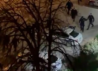 VIDEO – Tuča ispred Policijske uprave u Novom Pazaru: Dve osobe privedene video-–-tuca-ispred-policijske-uprave-u-novom-pazaru:-dve-osobe-privedene