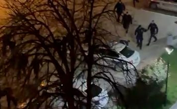 VIDEO – Tuča ispred Policijske uprave u Novom Pazaru: Dve osobe privedene video-–-tuca-ispred-policijske-uprave-u-novom-pazaru:-dve-osobe-privedene