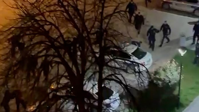 video-–-tuca-ispred-policijske-uprave-u-novom-pazaru:-dve-osobe-privedene