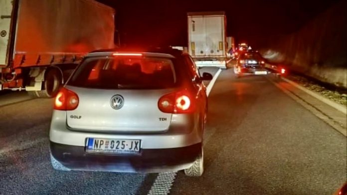 saobracajna-nezgoda-ispred-tunela-sarani-na-autoputu-milos-veliki