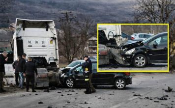 Stravičan sudar u Sandžaku: Automobil podletio pod kamion stravican-sudar-u-sandzaku:-automobil-podletio-pod-kamion