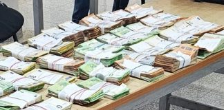 VIDEO Najskuplja jakna na svetu: Pogledajte šta je krijumčareno u njoj! video-najskuplja-jakna-na-svetu:-pogledajte-sta-je-krijumcareno-u-njoj!