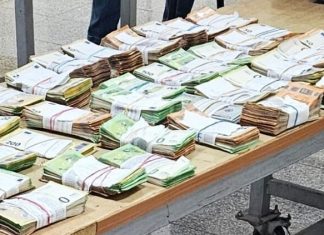 VIDEO Najskuplja jakna na svetu: Pogledajte šta je krijumčareno u njoj! video-najskuplja-jakna-na-svetu:-pogledajte-sta-je-krijumcareno-u-njoj!