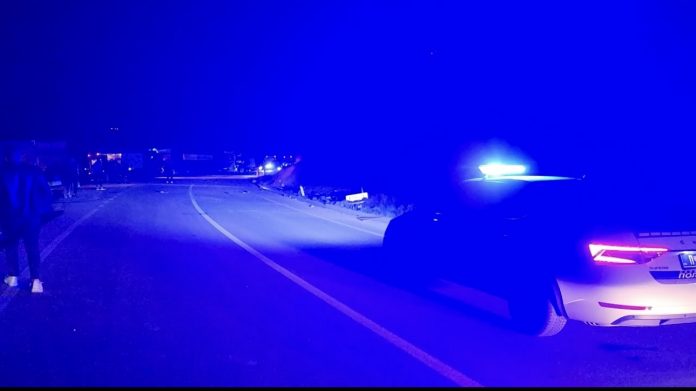 video-teska-saobracajna-nesreca-kod-novog-pazara:-audi-smrskan-nakon-sudara-sa-kamionom,-vise-osoba-povredjeno