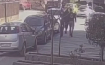 UBILI ČOVJEKA PA MIRNO IZAŠLI IZ ZGRADE: Pogledajte šokantan VIDEO koji je zaledio Srbiju ubili-covjeka-pa-mirno-izasli-iz-zgrade:-pogledajte-sokantan-video-koji-je-zaledio-srbiju