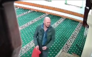 VIDEO krađe u džamiji: Muškarac ukrao novac iz kutije za dobrovoljne priloge video-kradje-u-dzamiji:-muskarac-ukrao-novac-iz-kutije-za-dobrovoljne-priloge