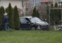 Drama u Sandžaku: Automobil probio dvorište kuće nakon gubitka kontrole drama-u-sandzaku:-automobil-probio-dvoriste-kuce-nakon-gubitka-kontrole