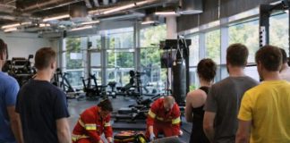 U teretani djevojka teško povrijeđena: Tegovi pali na nju dok je vježbala! u-teretani-djevojka-tesko-povrijedjena:-tegovi-pali-na-nju-dok-je-vjezbala!