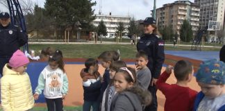 ABS podseća: Stroga pravila za bezbedan polazak na ekskurzije Autobus i sigurnosni pojas kao obavezna mera pri prevozu dece na ekskurzijama