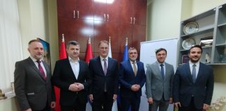 Ambasador Turske posetio Bošnjačko nacionalno vijeće Ambasador Turske Ilhan Saygılı tokom posete Bošnjačkom nacionalnom vijeću