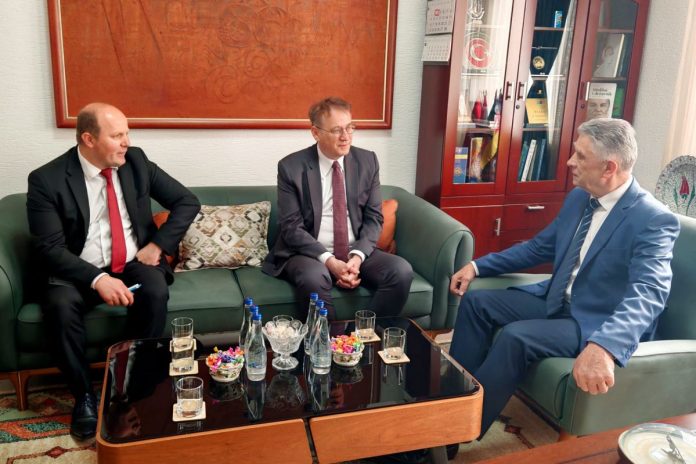 Ambasador Turske u Beogradu tokom razgovora sa Sulejmanom Ugljaninom