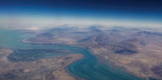 Američki ratni brodovi ponovo kroz Hormuški moreuz: prvi prolaz od početka sukoba s Iranom Američki ratni brodovi prolaze kroz Hormuški moreuz u napetoj situaciji između SAD-a i Irana